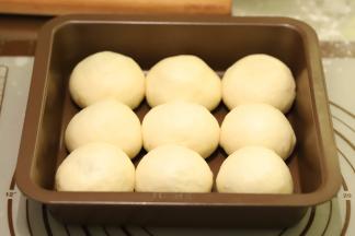 做好的面包胚整齐的放入学厨的棕色方形烤盘内