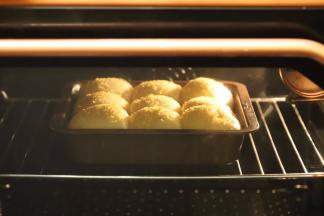 取出面包胚，表面均匀的撒上椰蓉，烤箱预热180度，上下火中层20-25分钟左右，注意上色，盖锡纸