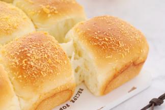 取出排 包，移至晾架上放凉