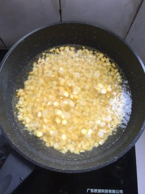 水烧开，放入玉米粒焯水2分钟左右。