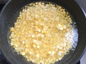 水烧开，放入玉米粒焯水2分钟左右。