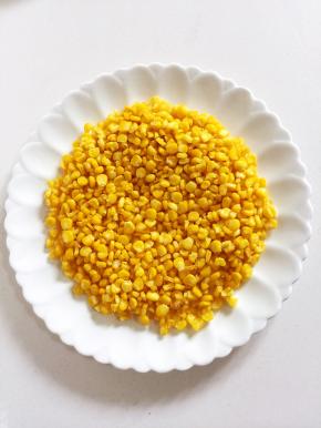 煎好的玉米烙轻轻的倒在盘子里。