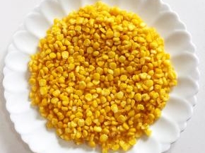 煎好的玉米烙轻轻的倒在盘子里。