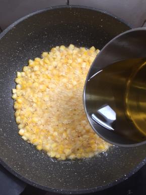 把刚刚倒出来的热油，再次倒进锅里。