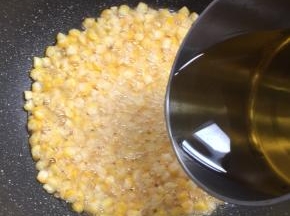 把刚刚倒出来的热油，再次倒进锅里。