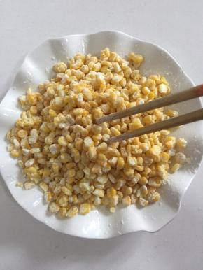 加入5勺玉米淀粉翻拌均匀，使每个玉米粒都均匀的裹满玉米淀粉。