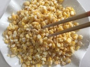 加入5勺玉米淀粉翻拌均匀，使每个玉米粒都均匀的裹满玉米淀粉。