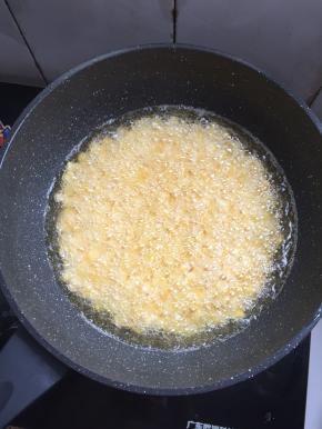 炸至玉米粒表面金黄酥脆即可。