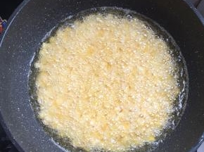 炸至玉米粒表面金黄酥脆即可。