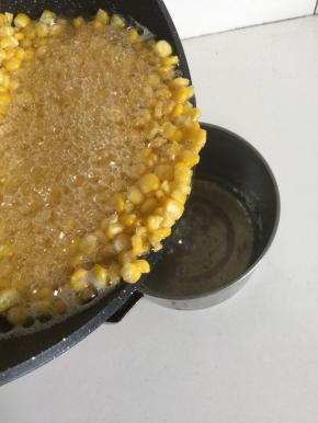 把多余的油倒出来。