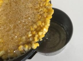 把多余的油倒出来。