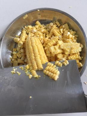 用刀把玉米粒全部都削下来。（有耐心的也可以一粒一粒剥下来哦！）