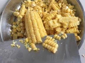 用刀把玉米粒全部都削下来。（有耐心的也可以一粒一粒剥下来哦！）