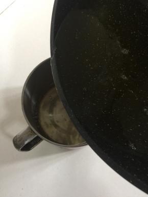 把一半的油倒出来备用。