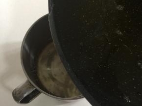 把一半的油倒出来备用。