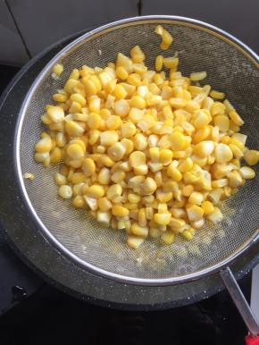 捞出沥干水分备用。