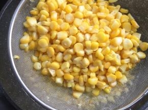 捞出沥干水分备用。