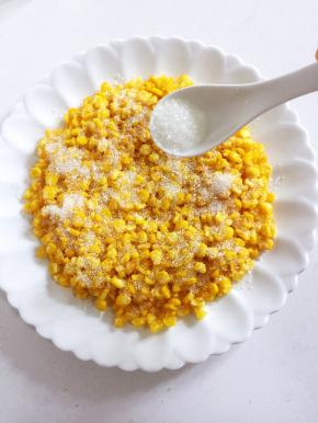 撒入适量的白糖即可享用美味啦！