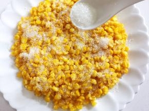 撒入适量的白糖即可享用美味啦！