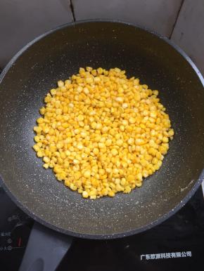 再转小火继续煎制一分钟即可。