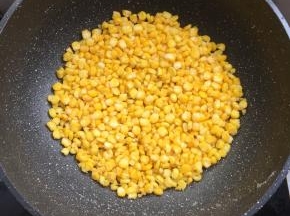 再转小火继续煎制一分钟即可。