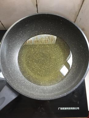 锅烧热倒入适量的油，烧至冒烟。