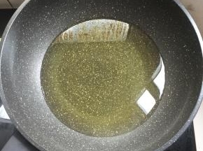 锅烧热倒入适量的油，烧至冒烟。