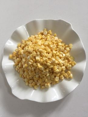 剥好的玉米粒清洗干净备用。