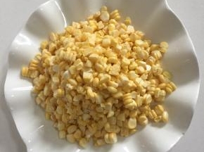 剥好的玉米粒清洗干净备用。