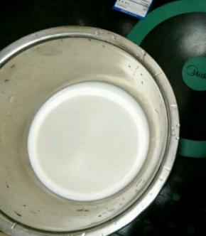 牛奶加入白糖，稍微加热让白糖融化。