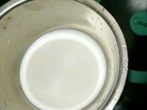 牛奶加入白糖，稍微加热让白糖融化。