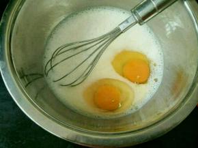 凉凉后加入鸡蛋，搅打均匀。