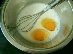 凉凉后加入鸡蛋，搅打均匀。