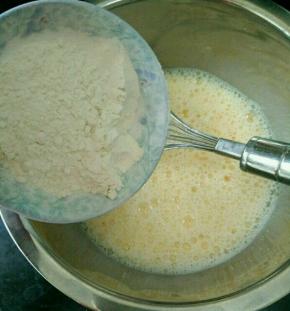 然后倒入面粉，继续搅拌均匀。