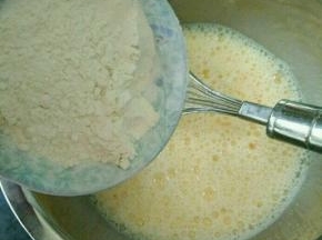 然后倒入面粉，继续搅拌均匀。