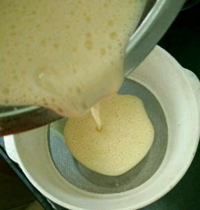 为了让口感更加细腻，过滤两次。