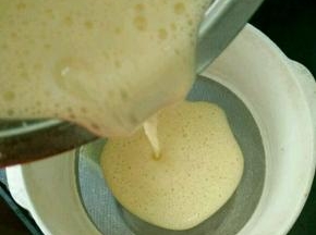 为了让口感更加细腻，过滤两次。