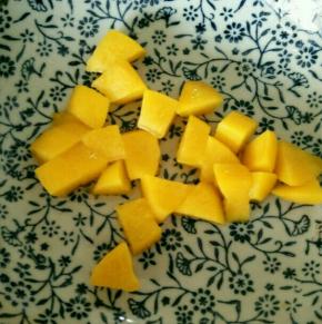 黄桃切成小块。