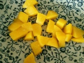 黄桃切成小块。