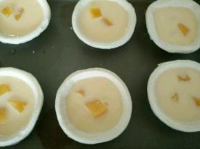 最后倒入蛋挞液八分满。