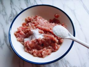 加入白砂糖，搅拌均匀。