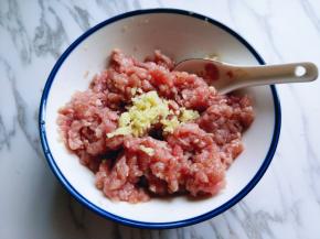 再加入切好的姜末。（可以适当多加一些，俗话说，冬吃萝卜，夏吃姜，所以夏天适当可以多吃一些姜。）