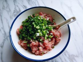 再加入切好的葱花，再次搅拌均匀。