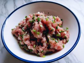 这样肉馅做好了，下面处理梅干菜，和面。