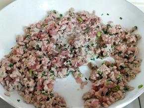 油温8成时加入调好味的肉糜翻炒，炒至肉糜变色发白。