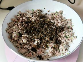 再加入切好的梅干菜煸炒，炒至均匀即可关火，盛出备用。