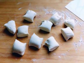 醒发好的面团揉至光滑，再分成等份的小面团，揉圆。