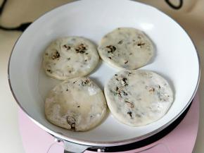 中小火将饼烙至两面金黄即可出锅，依次将面团做完。