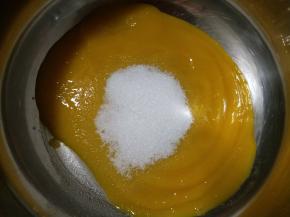 加入细砂糖小火加热至细砂糖完全融化。