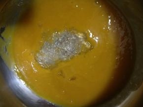 加入提前用冷水泡软的吉利丁片搅拌均匀后关火备用。